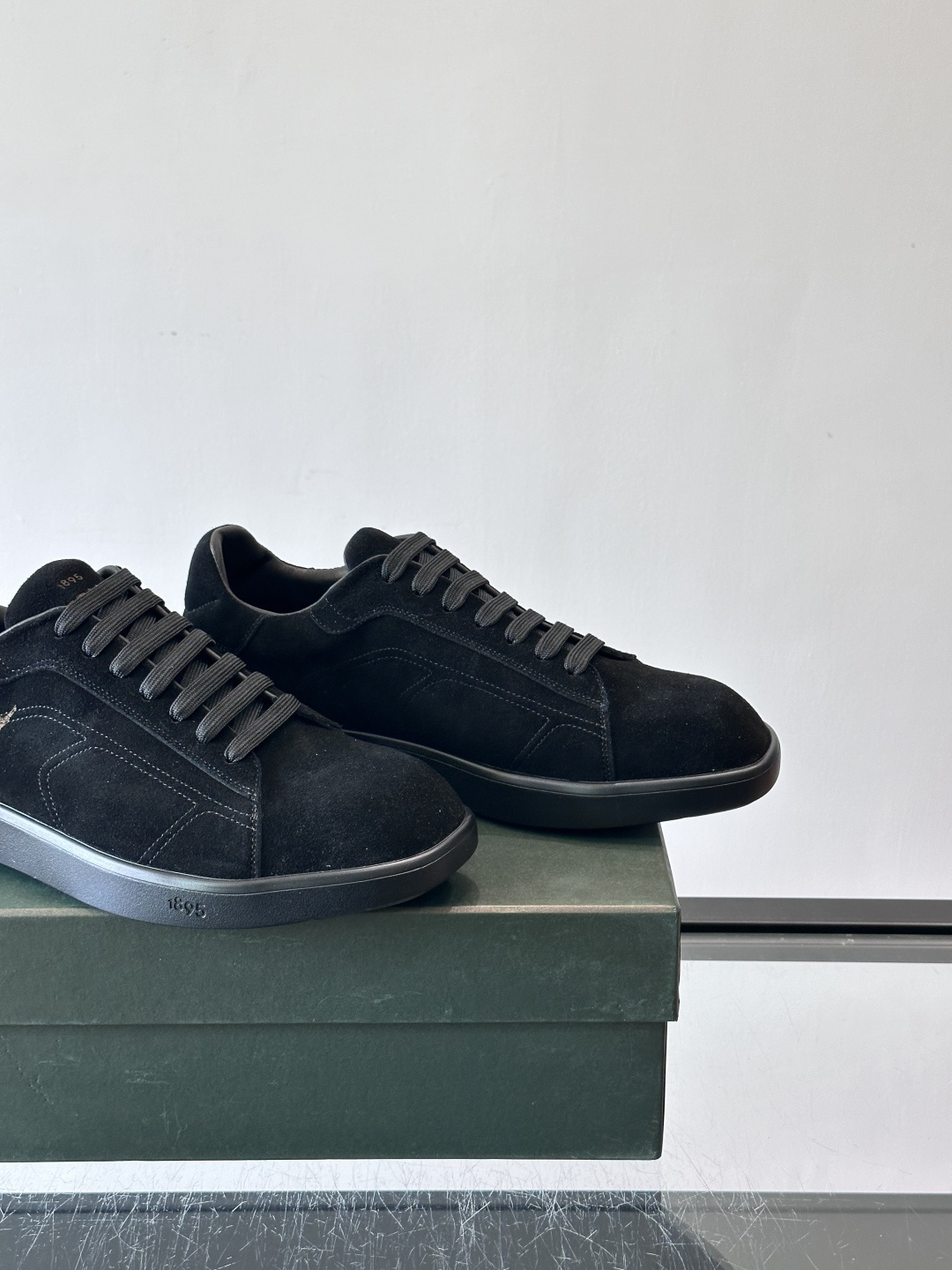 Berluti Stellar男士休闲运动鞋，采用反绒牛皮，质感细腻柔软，越穿越有味道。钻石切割鞋头+超