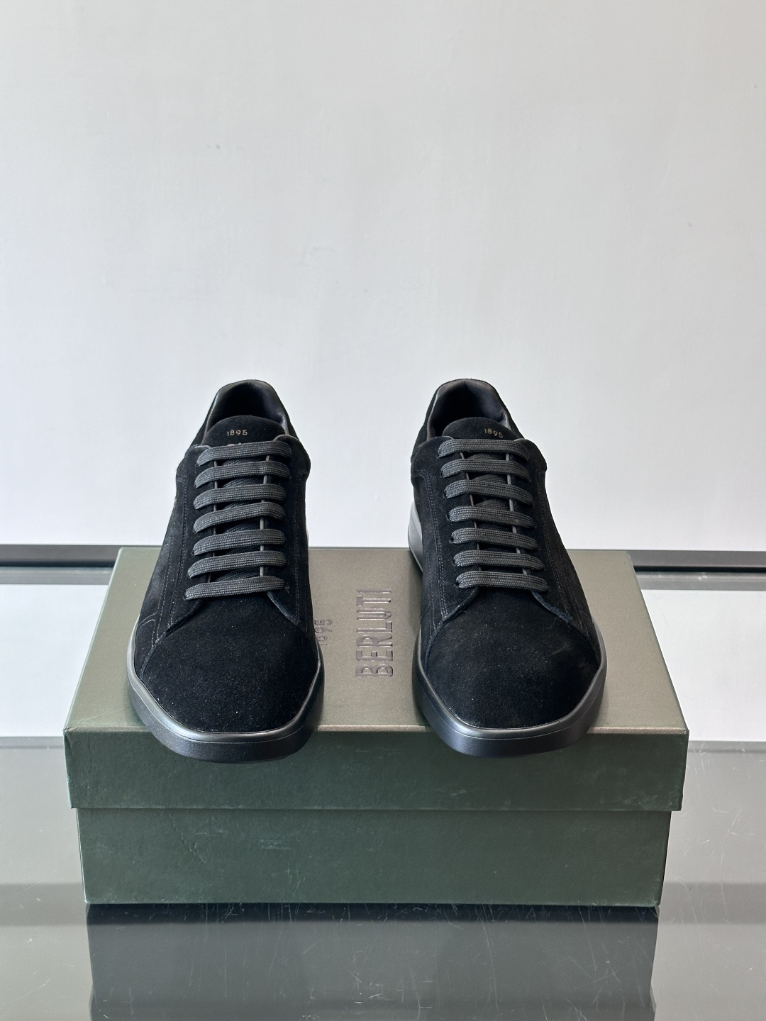 Berluti Stellar男士休闲运动鞋，采用反绒牛皮，质感细腻柔软，越穿越有味道。钻石切割鞋头+超