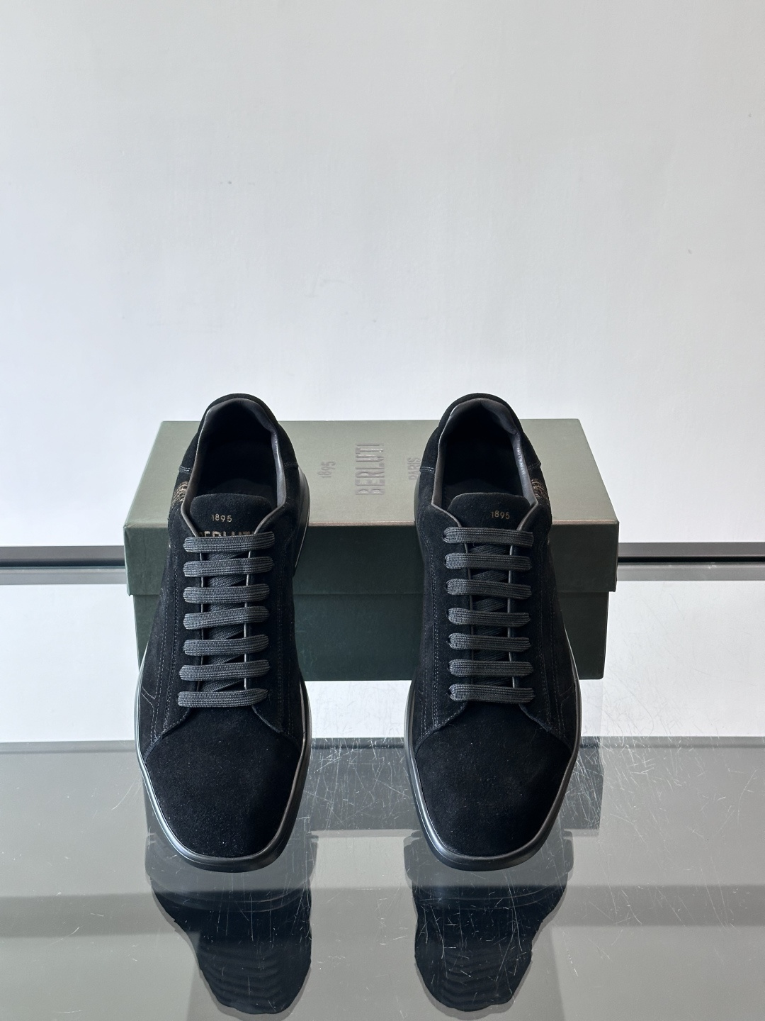 Berluti Stellar男士休闲运动鞋，采用反绒牛皮，质感细腻柔软，越穿越有味道。钻石切割鞋头+超