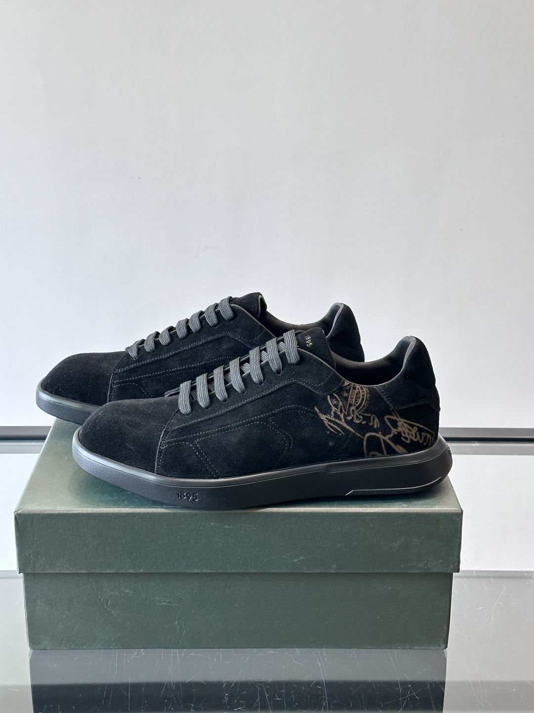 Berluti Stellar男士休闲运动鞋，采用反绒牛皮，质感细腻柔软，越穿越有味道。钻石切割鞋头+超