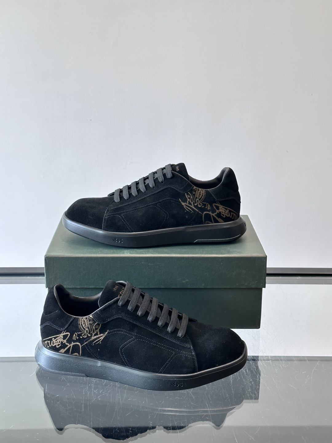 Berluti Stellar男士休闲运动鞋，采用反绒牛皮，质感细腻柔软，越穿越有味道。钻石切割鞋头+超