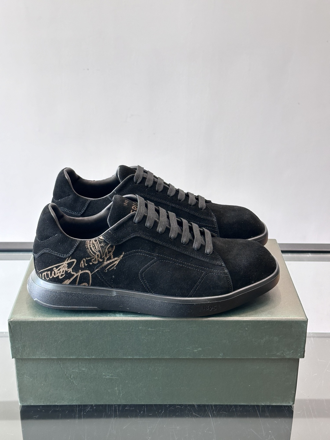 Berluti Stellar男士休闲运动鞋，采用反绒牛皮，质感细腻柔软，越穿越有味道。钻石切割鞋头+超