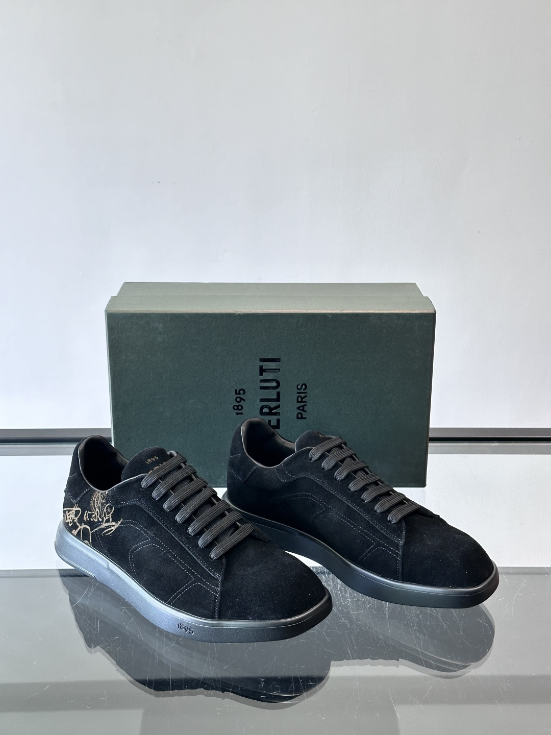 Berluti Stellar男士休闲运动鞋，采用反绒牛皮，质感细腻柔软，越穿越有味道。钻石切割鞋头+超