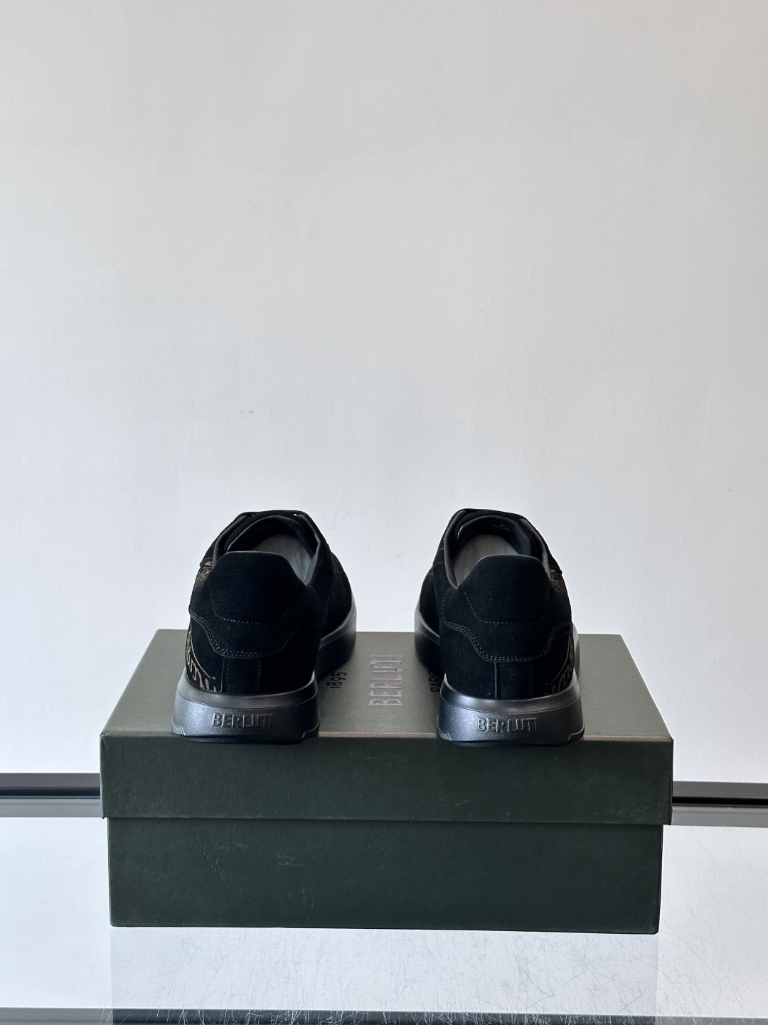 Berluti Stellar男士休闲运动鞋，采用反绒牛皮，质感细腻柔软，越穿越有味道。钻石切割鞋头+超