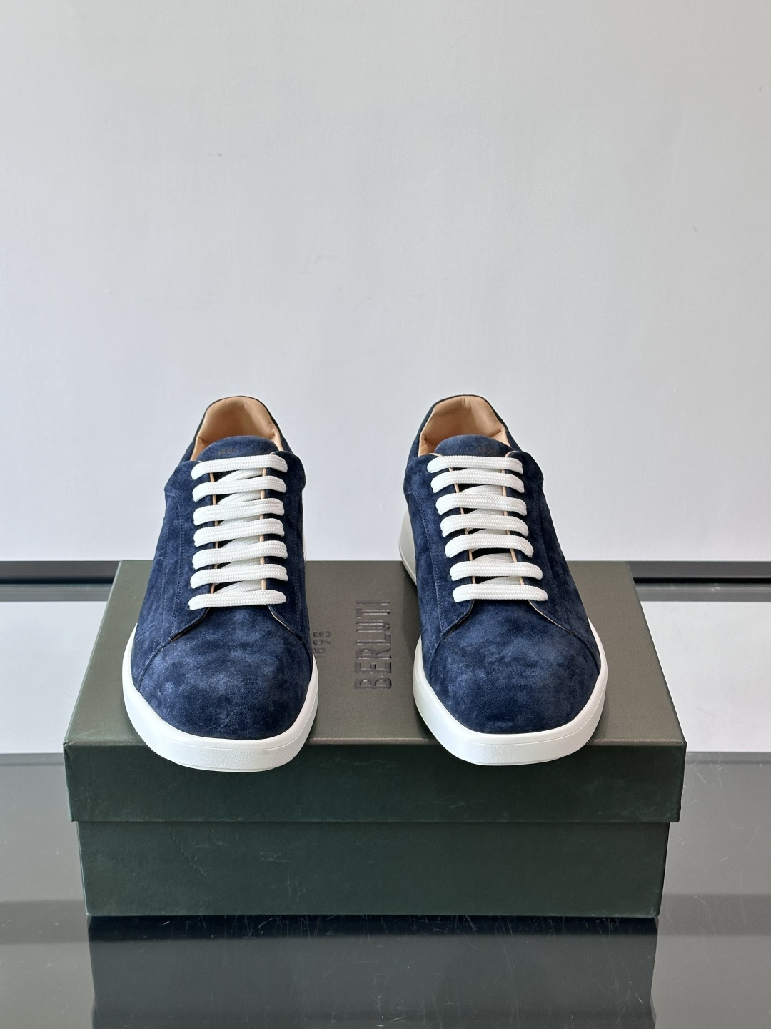 Berluti Stellar男士休闲运动鞋，采用反绒牛皮，质感细腻柔软，越穿越有味道。钻石切割鞋头+超