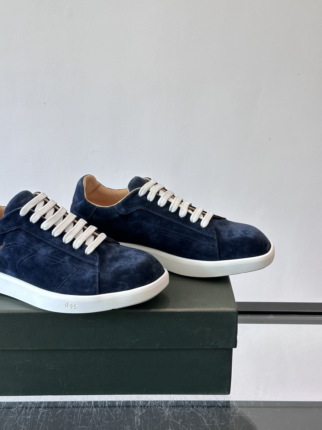 Berluti Stellar男士休闲运动鞋，采用反绒牛皮，质感细腻柔软，越穿越有味道。钻石切割鞋头+超