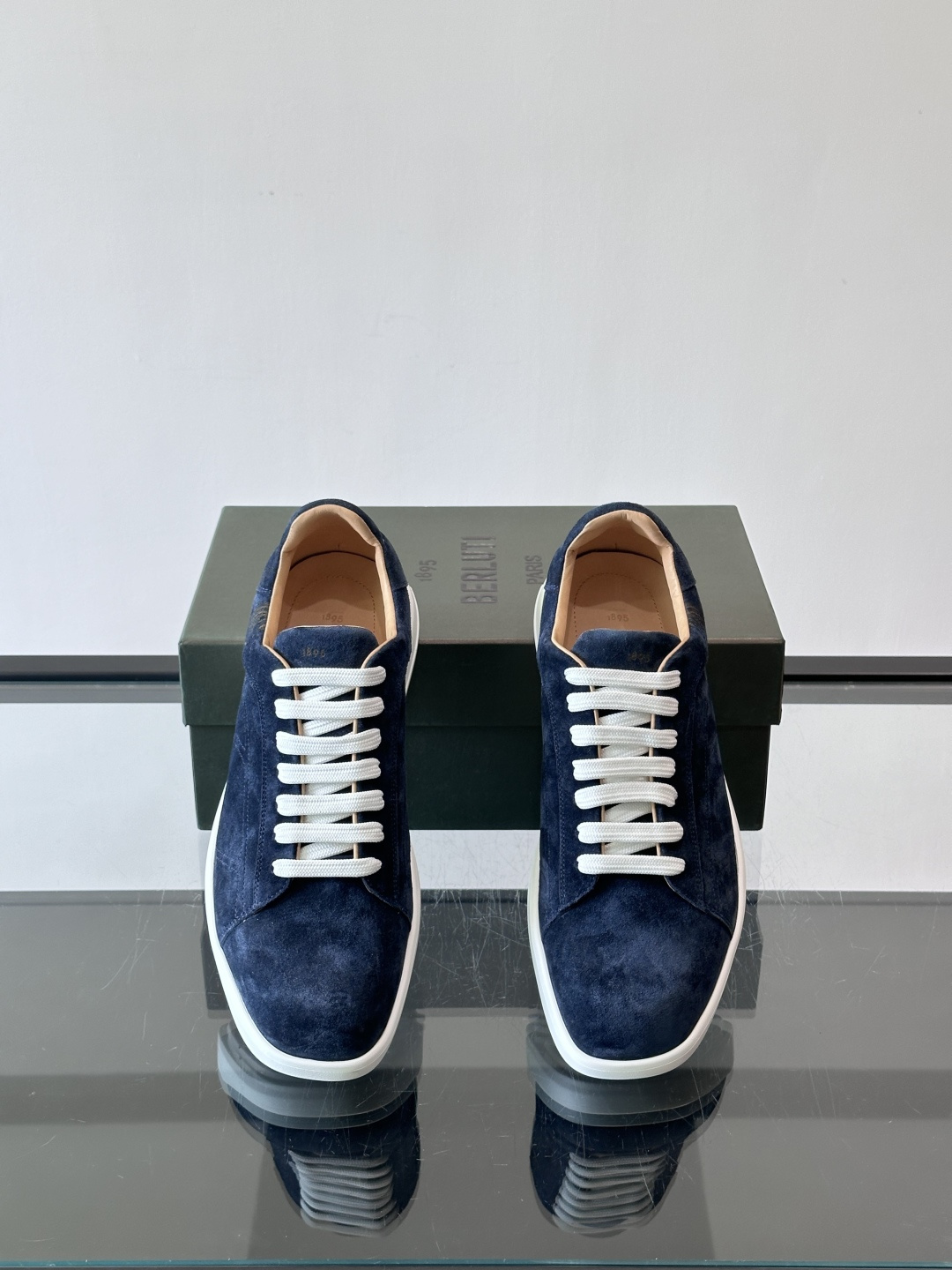 Berluti Stellar男士休闲运动鞋，采用反绒牛皮，质感细腻柔软，越穿越有味道。钻石切割鞋头+超