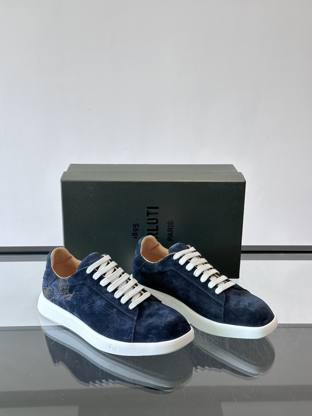 Berluti Stellar男士休闲运动鞋，采用反绒牛皮，质感细腻柔软，越穿越有味道。钻石切割鞋头+超