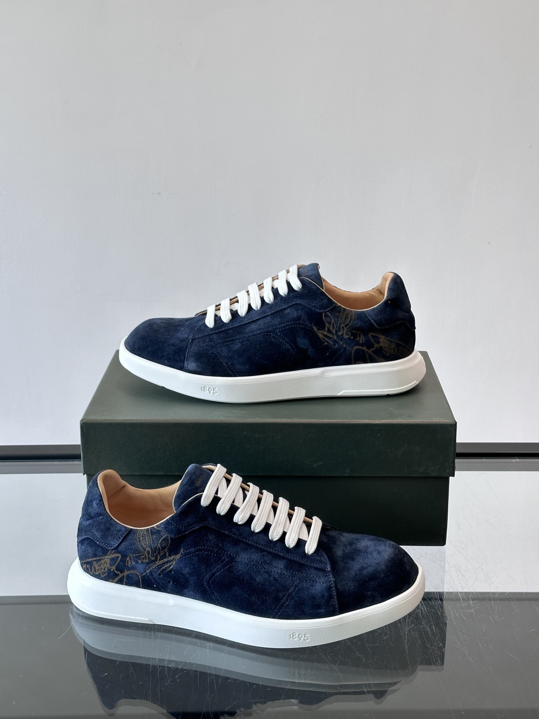 Berluti Stellar男士休闲运动鞋，采用反绒牛皮，质感细腻柔软，越穿越有味道。钻石切割鞋头+超