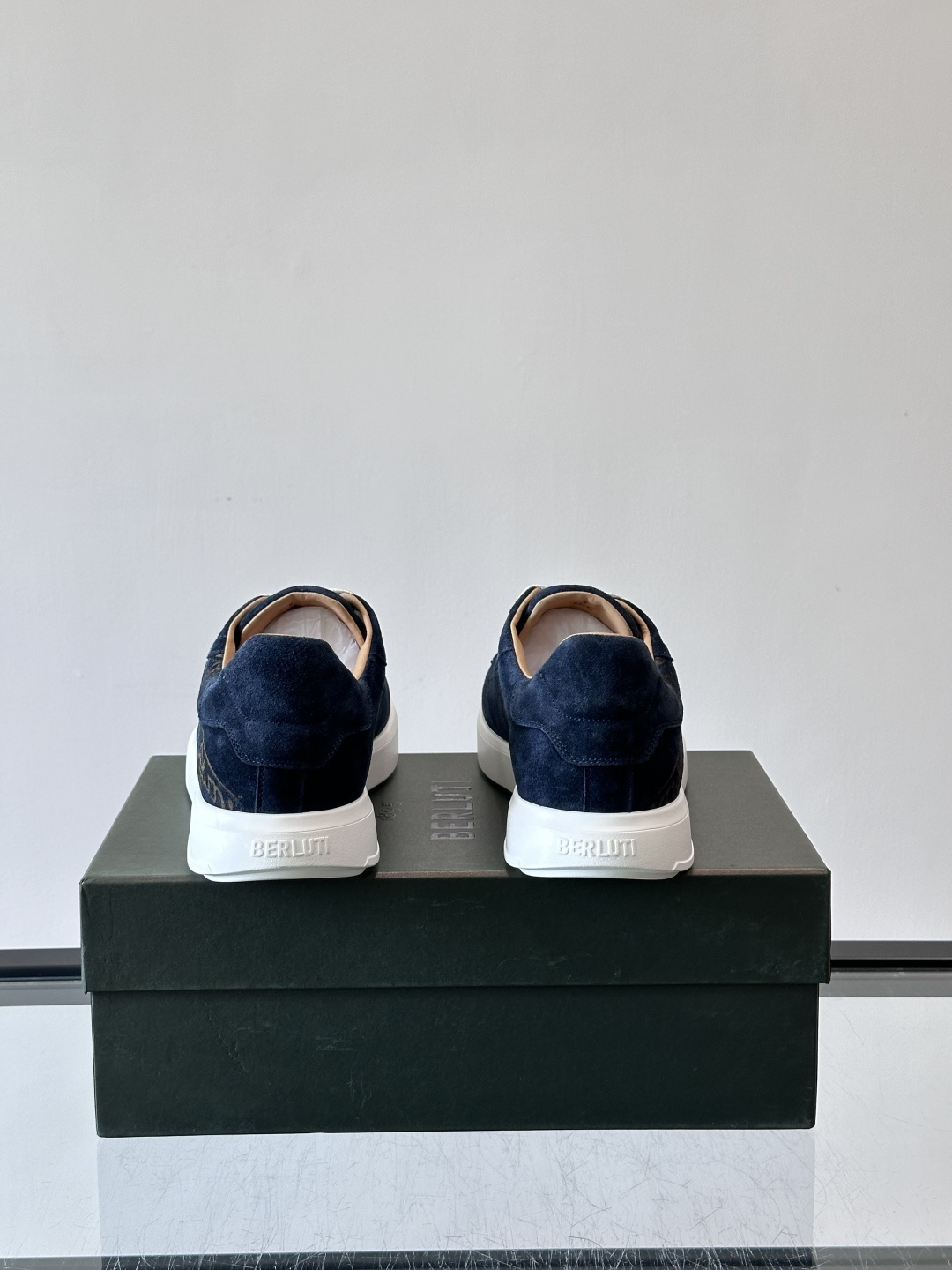 Berluti Stellar男士休闲运动鞋，采用反绒牛皮，质感细腻柔软，越穿越有味道。钻石切割鞋头+超