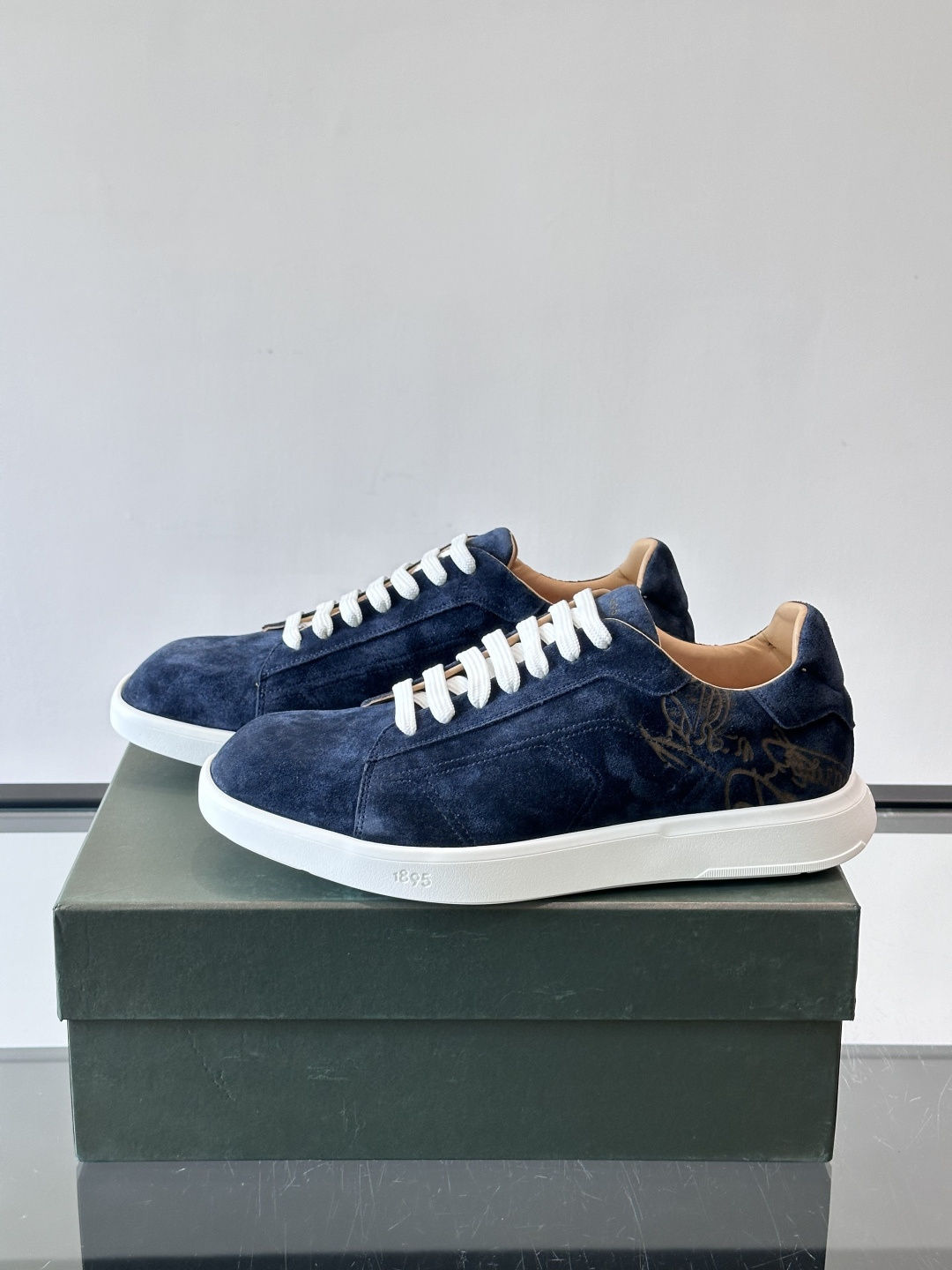 Berluti Stellar男士休闲运动鞋，采用反绒牛皮，质感细腻柔软，越穿越有味道。钻石切割鞋头+超