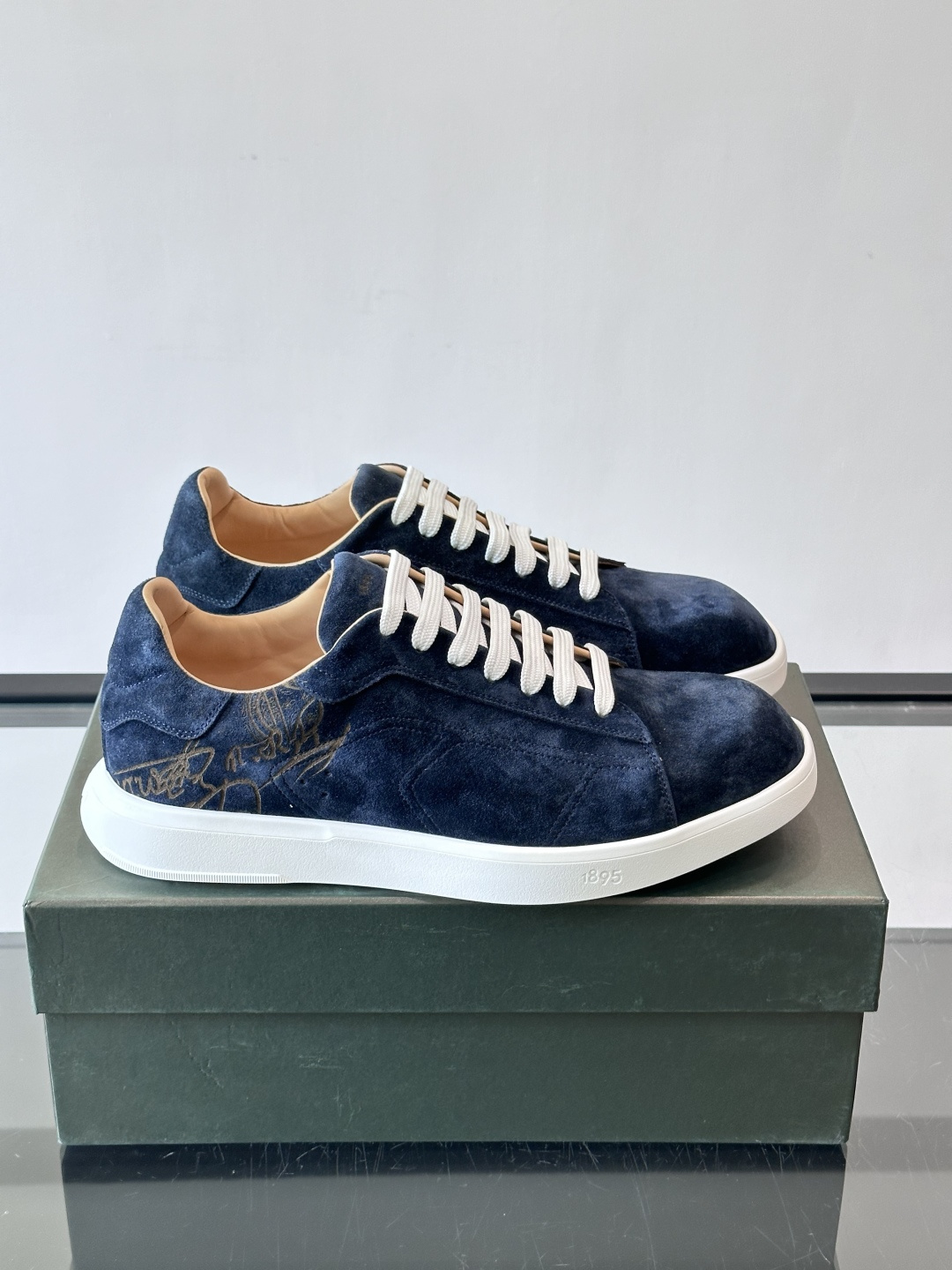 Berluti Stellar男士休闲运动鞋，采用反绒牛皮，质感细腻柔软，越穿越有味道。钻石切割鞋头+超