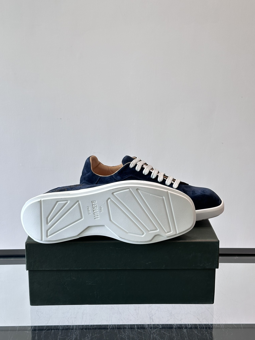 Berluti Stellar男士休闲运动鞋，采用反绒牛皮，质感细腻柔软，越穿越有味道。钻石切割鞋头+超