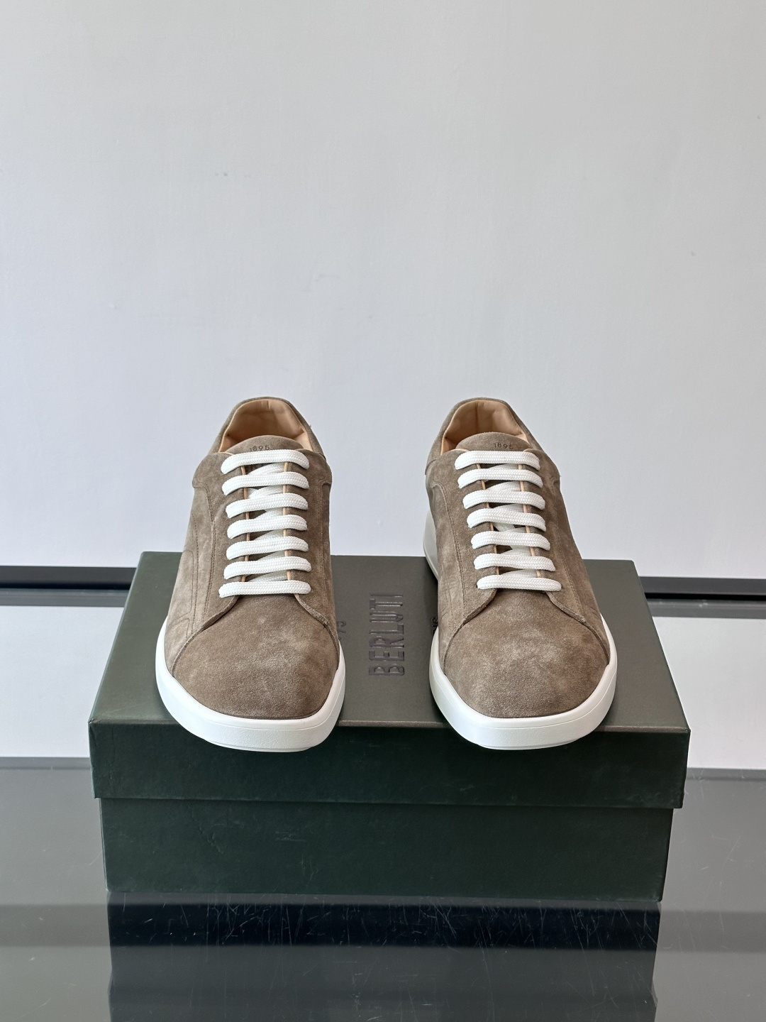 Berluti Stellar男士休闲运动鞋，采用反绒牛皮，质感细腻柔软，越穿越有味道。钻石切割鞋头+超