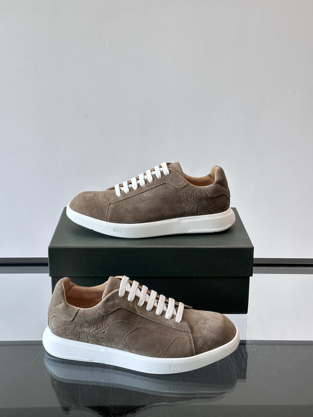 Berluti Stellar男士休闲运动鞋，采用反绒牛皮，质感细腻柔软，越穿越有味道。钻石切割鞋头+超