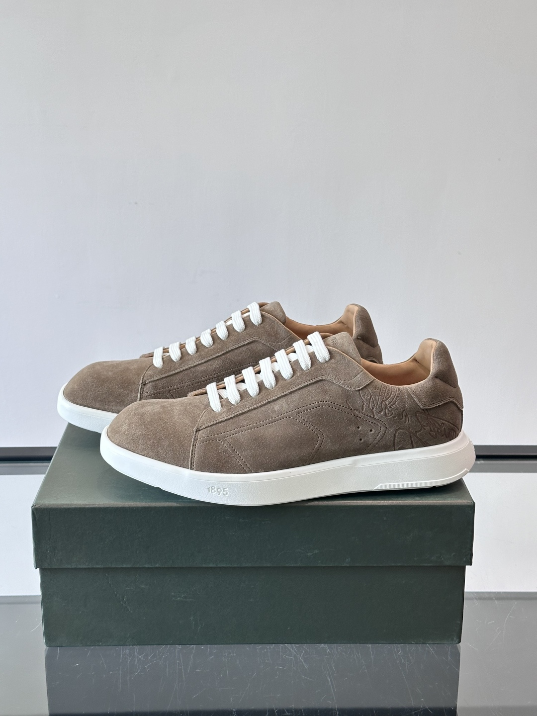 Berluti Stellar男士休闲运动鞋，采用反绒牛皮，质感细腻柔软，越穿越有味道。钻石切割鞋头+超