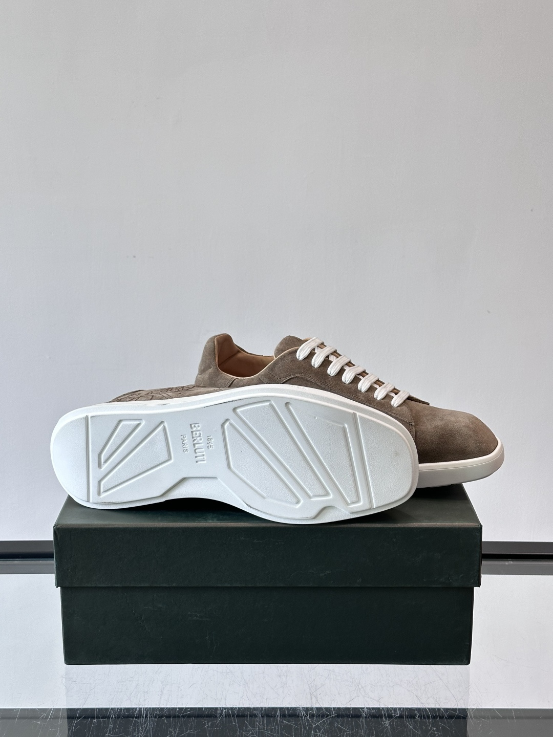 Berluti Stellar男士休闲运动鞋，采用反绒牛皮，质感细腻柔软，越穿越有味道。钻石切割鞋头+超