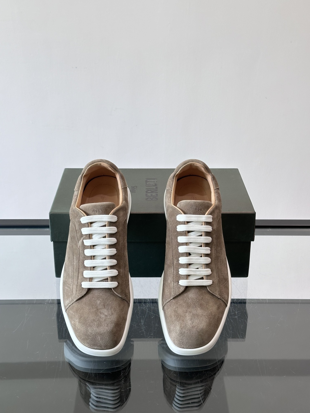 Berluti Stellar男士休闲运动鞋，采用反绒牛皮，质感细腻柔软，越穿越有味道。钻石切割鞋头+超