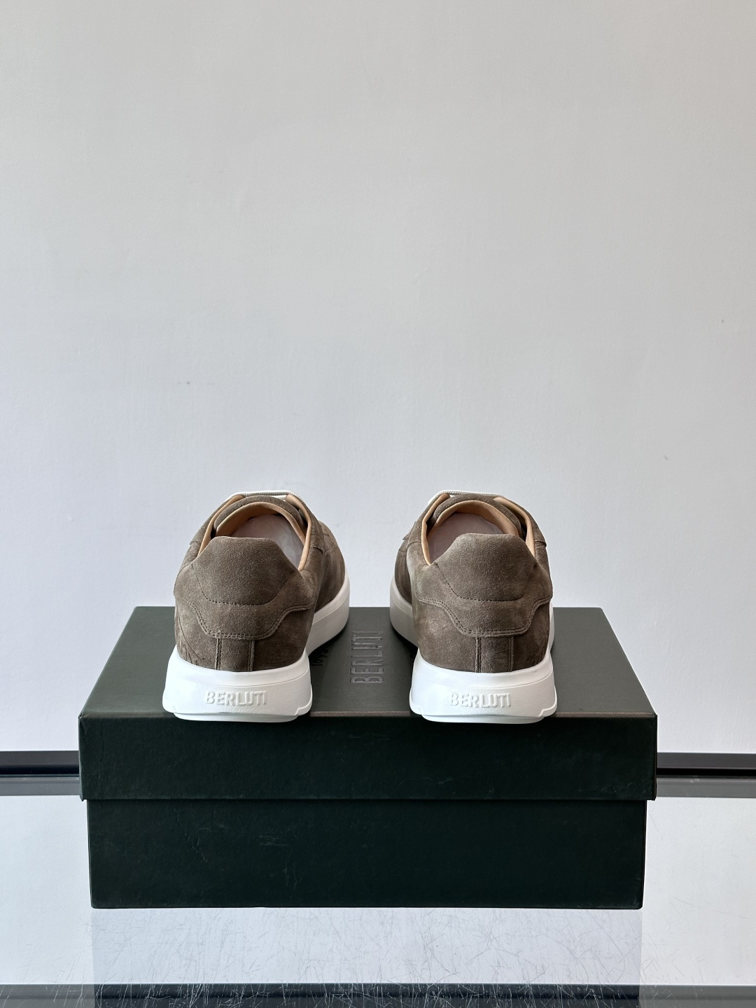 Berluti Stellar男士休闲运动鞋，采用反绒牛皮，质感细腻柔软，越穿越有味道。钻石切割鞋头+超