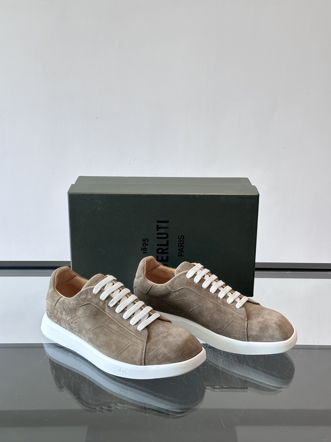 Berluti Stellar男士休闲运动鞋，采用反绒牛皮，质感细腻柔软，越穿越有味道。钻石切割鞋头+超