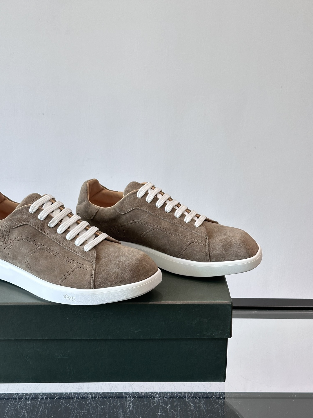 Berluti Stellar男士休闲运动鞋，采用反绒牛皮，质感细腻柔软，越穿越有味道。钻石切割鞋头+超