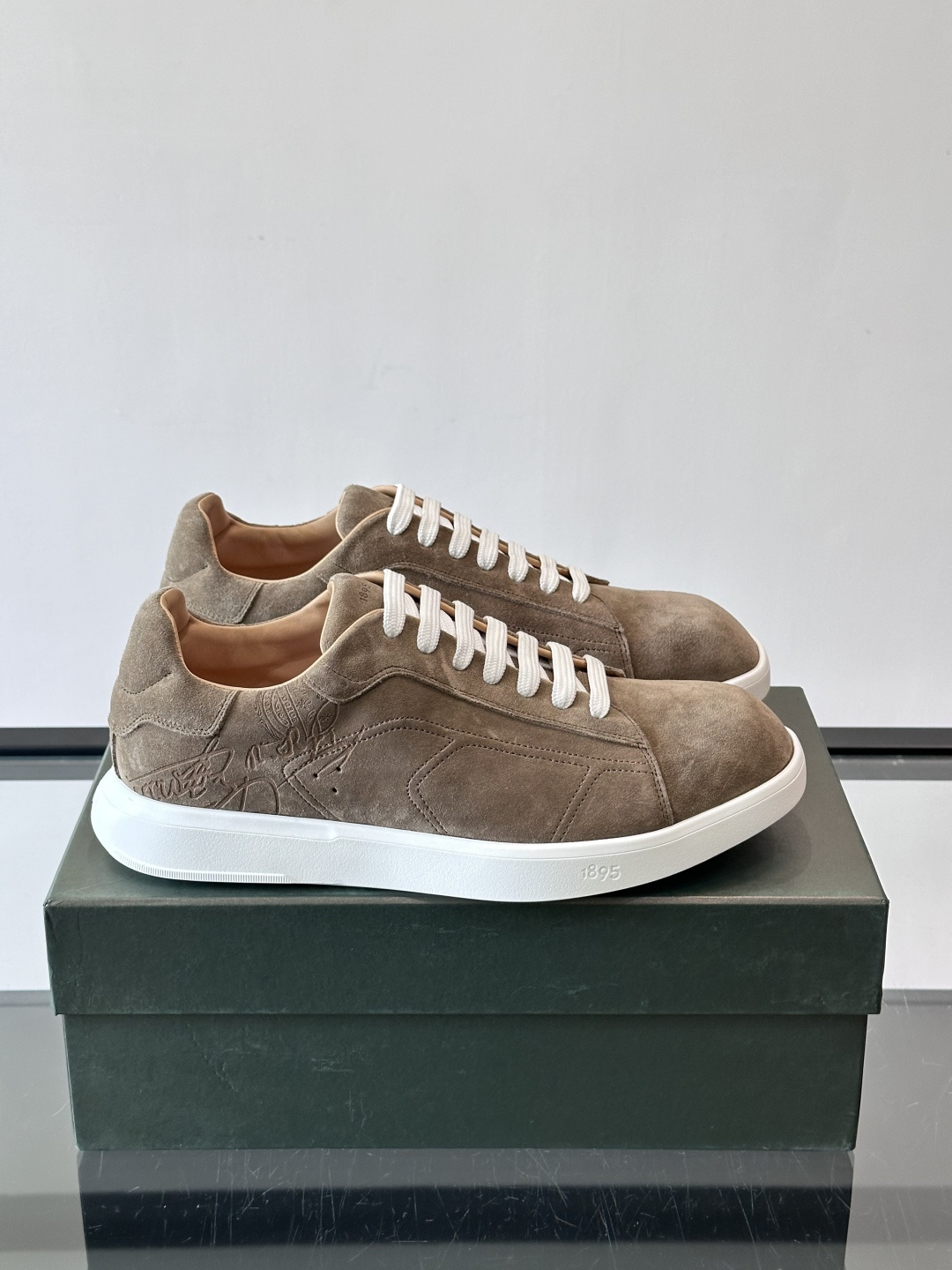 NO:745835,Berluti Stellar men's casual sports shoes are made of suede cowhide, with a delicate and soft texture, and a taste that goes with time. Diamond-cut toe cap + ultra-lightweight rubber outsole, comfortable and fashionable. Padded lining for a better wearing experience!  Low-key luxury, easy to control for business and leisure, it is a must-have item for gentlemen. ,size39-45 (customized at 38.45.46),,sneakers,cowhide19860909Berluti Stellar男士休闲运动鞋,采用反绒牛皮,质感细腻柔软,越穿越有味道.钻石切割鞋头+超轻量橡胶外底,舒适又时髦.内衬加垫,穿着体验更棒！低调奢华,商务休闲都能轻松驾驭,是绅士必备单品凸. ,size39-45（38.45.46定做）,,sneakers,cowhide,Men's shoes