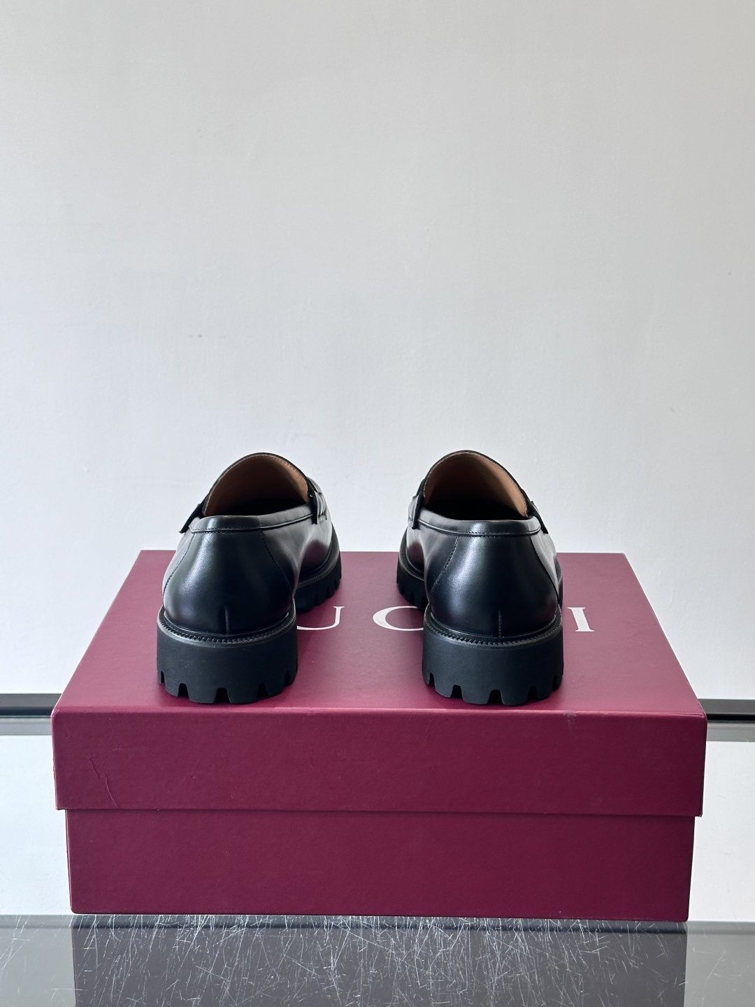 Gucci复古男士乐福鞋，采用牛皮面材质，质感细腻，英伦学院风满满。5cm厚底设计，静音又舒适，通勤日常