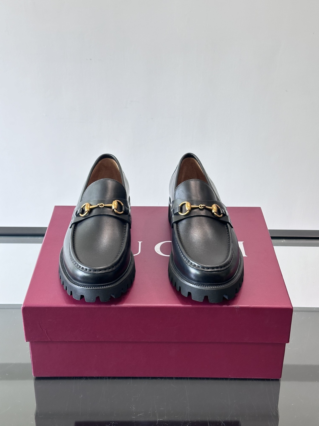 Gucci复古男士乐福鞋，采用牛皮面材质，质感细腻，英伦学院风满满。5cm厚底设计，静音又舒适，通勤日常