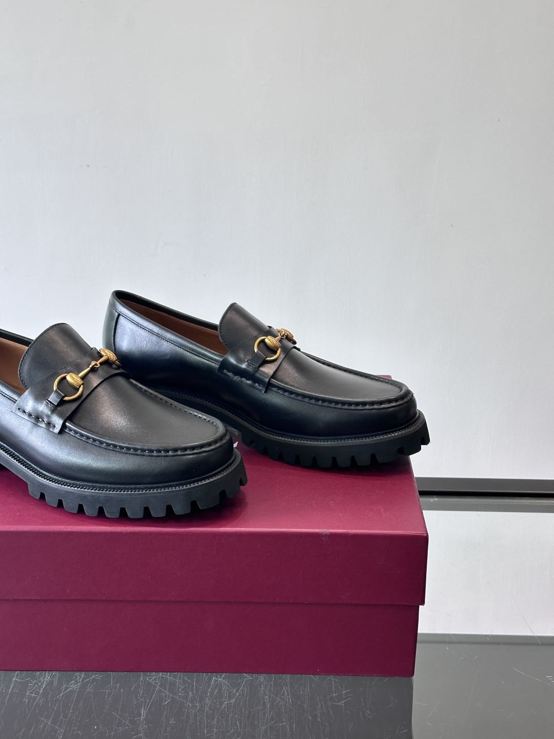 Gucci复古男士乐福鞋，采用牛皮面材质，质感细腻，英伦学院风满满。5cm厚底设计，静音又舒适，通勤日常