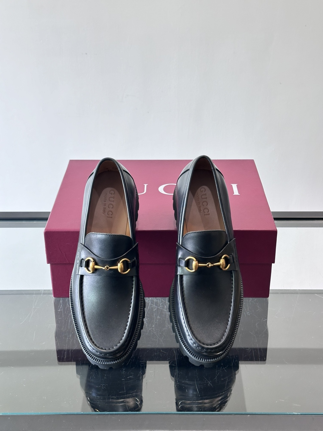 Gucci复古男士乐福鞋，采用牛皮面材质，质感细腻，英伦学院风满满。5cm厚底设计，静音又舒适，通勤日常