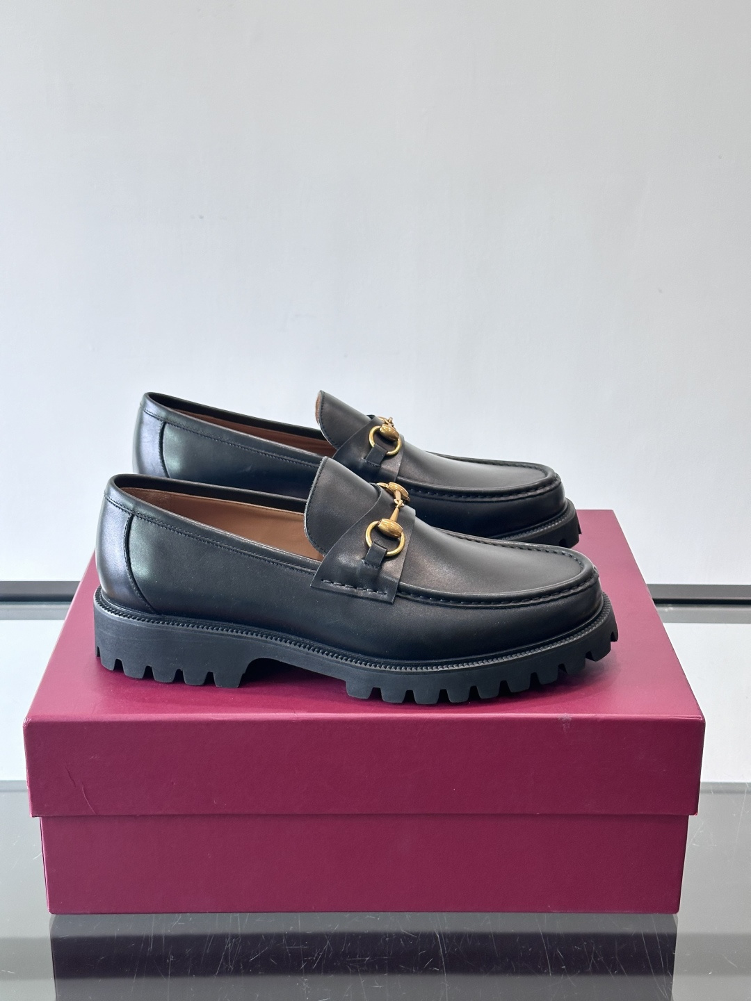 Gucci复古男士乐福鞋，采用牛皮面材质，质感细腻，英伦学院风满满。5cm厚底设计，静音又舒适，通勤日常