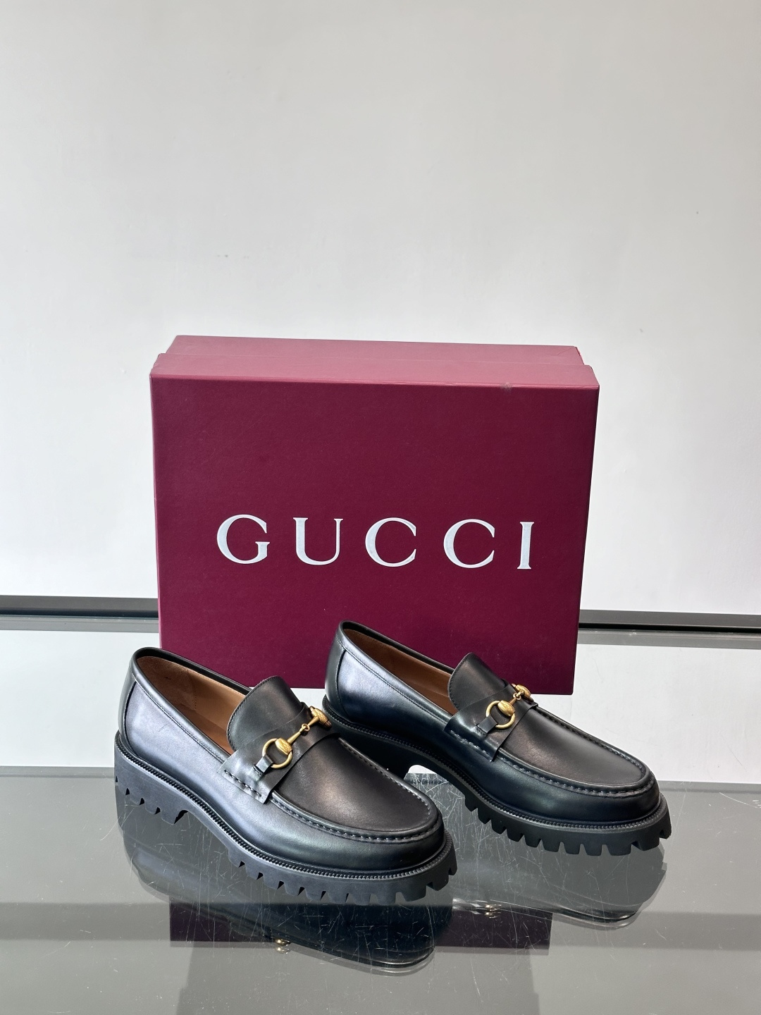 Gucci复古男士乐福鞋，采用牛皮面材质，质感细腻，英伦学院风满满。5cm厚底设计，静音又舒适，通勤日常