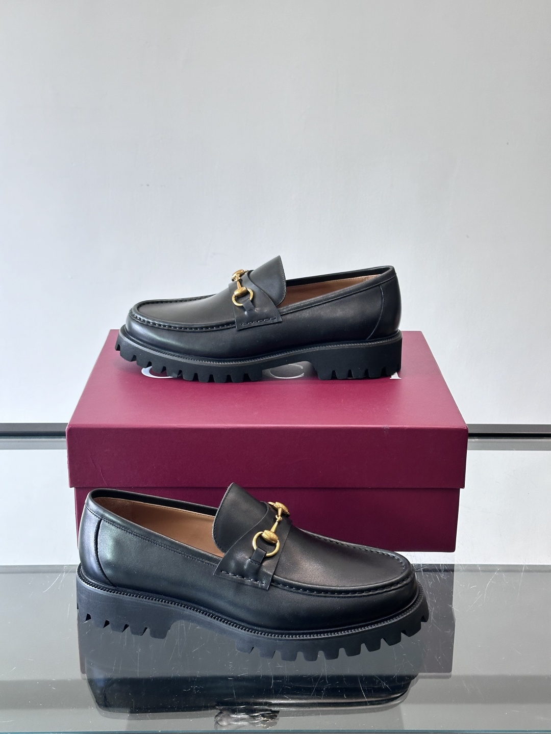 Gucci复古男士乐福鞋，采用牛皮面材质，质感细腻，英伦学院风满满。5cm厚底设计，静音又舒适，通勤日常