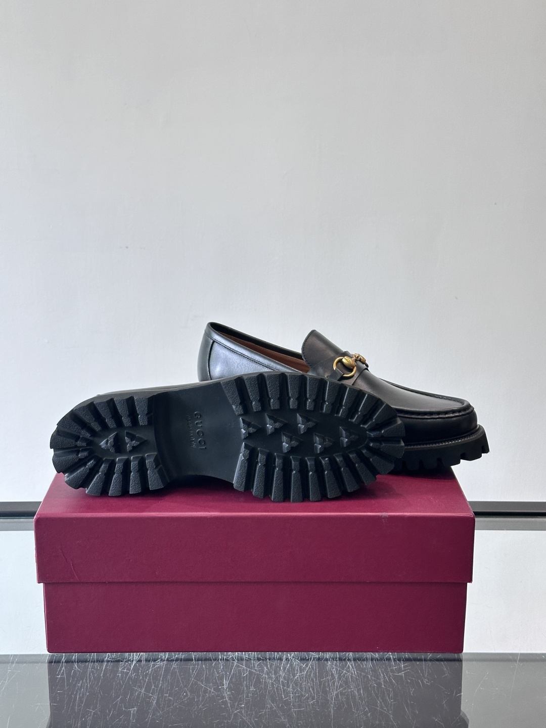 Gucci复古男士乐福鞋，采用牛皮面材质，质感细腻，英伦学院风满满。5cm厚底设计，静音又舒适，通勤日常