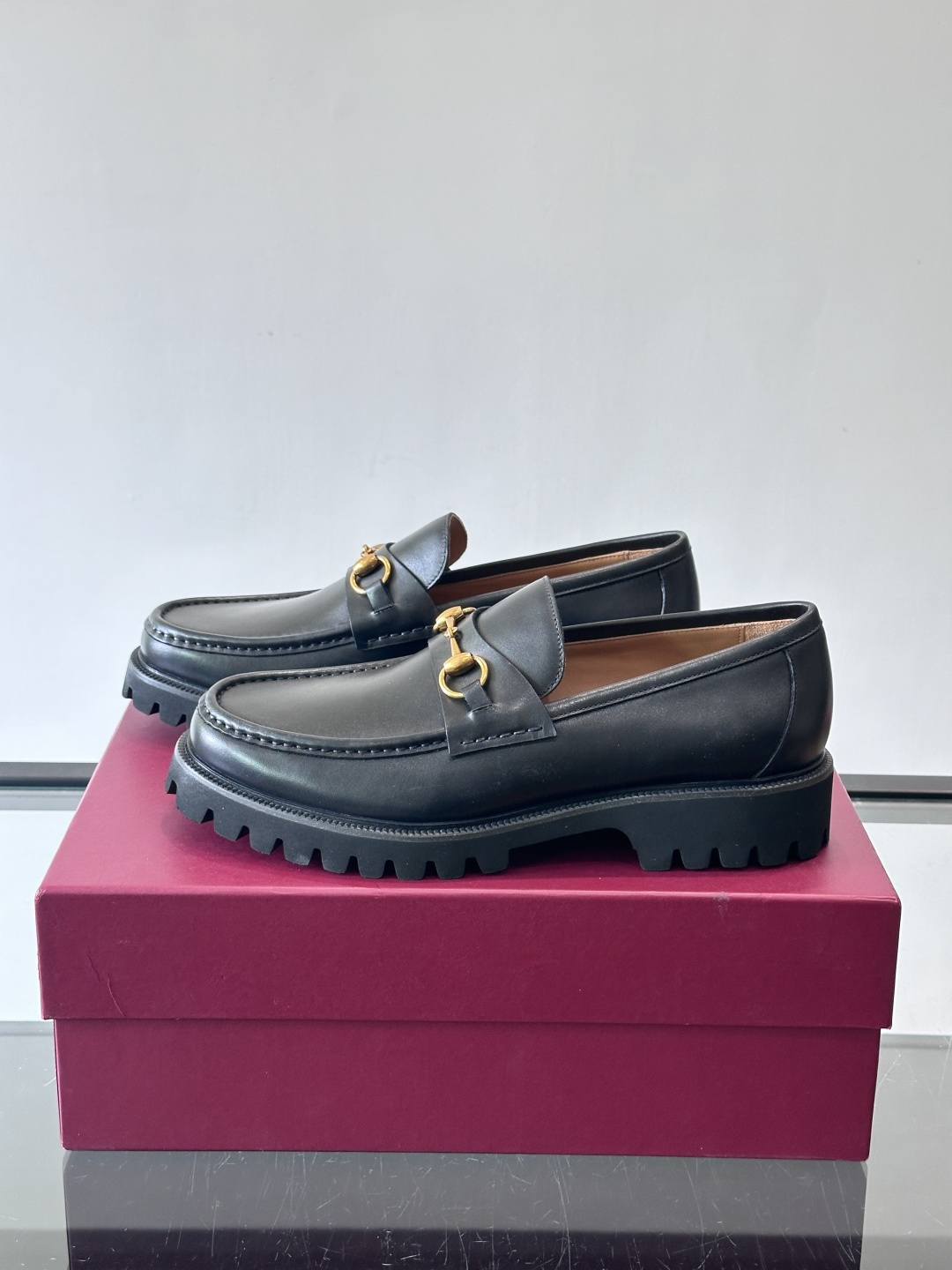 Gucci复古男士乐福鞋，采用牛皮面材质，质感细腻，英伦学院风满满。5cm厚底设计，静音又舒适，通勤日常