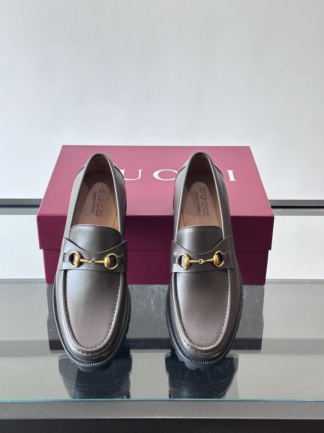 Gucci复古男士乐福鞋，采用牛皮面材质，质感细腻，英伦学院风满满。5cm厚底设计，静音又舒适，通勤日常