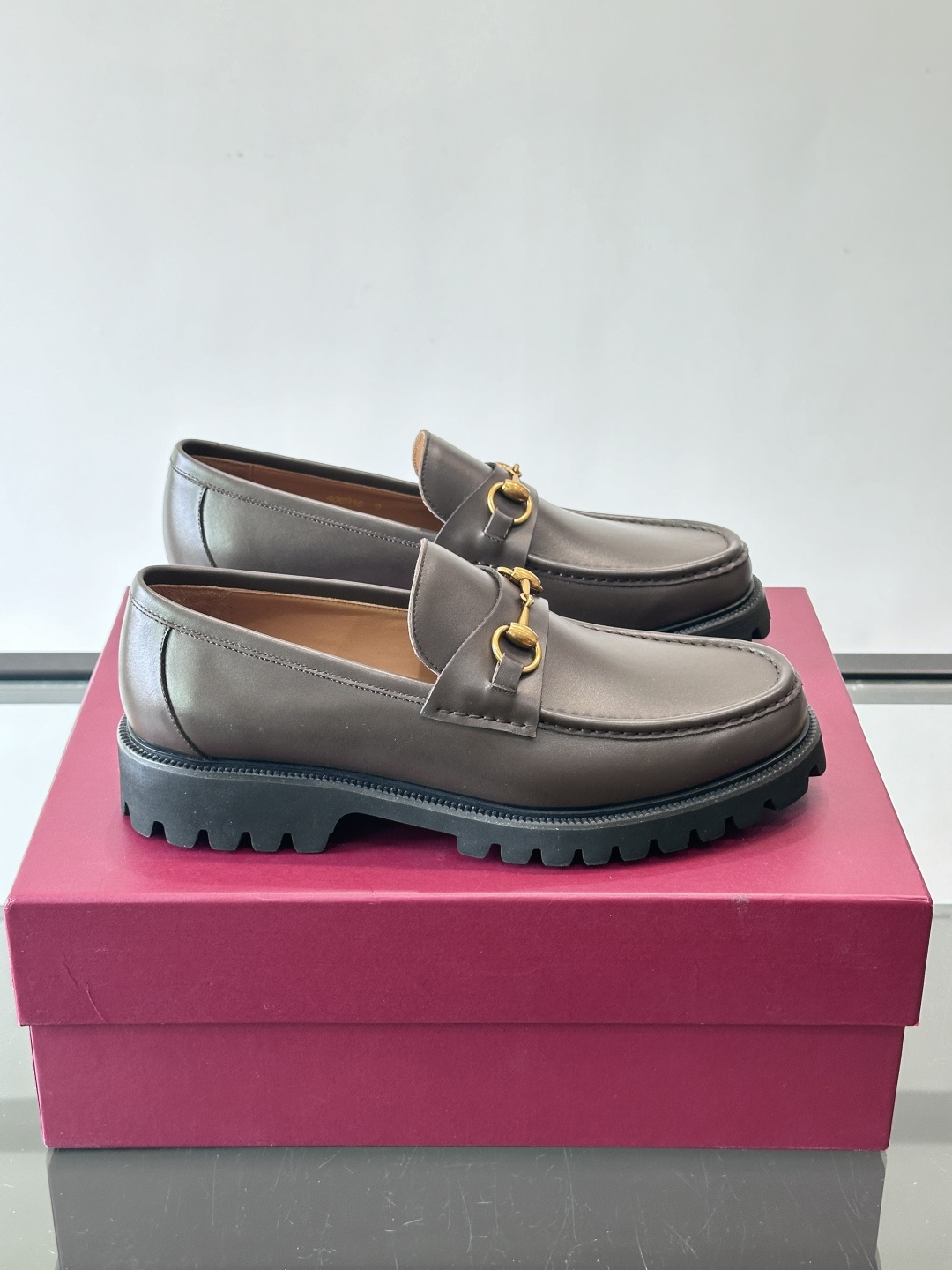 Gucci复古男士乐福鞋，采用牛皮面材质，质感细腻，英伦学院风满满。5cm厚底设计，静音又舒适，通勤日常