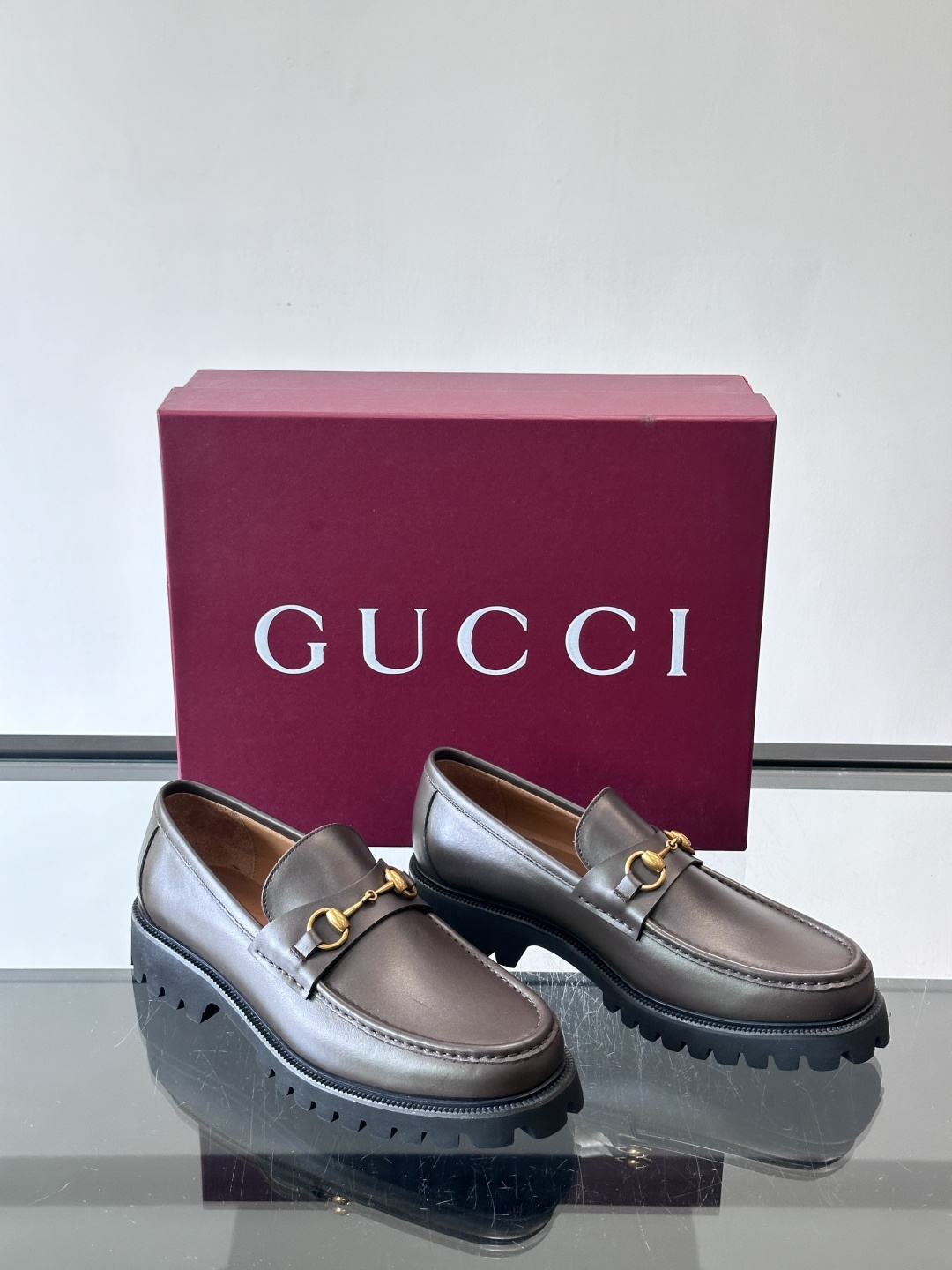 Gucci复古男士乐福鞋，采用牛皮面材质，质感细腻，英伦学院风满满。5cm厚底设计，静音又舒适，通勤日常