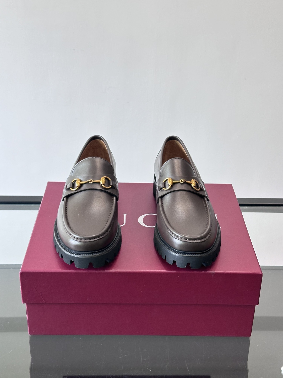 Gucci复古男士乐福鞋，采用牛皮面材质，质感细腻，英伦学院风满满。5cm厚底设计，静音又舒适，通勤日常