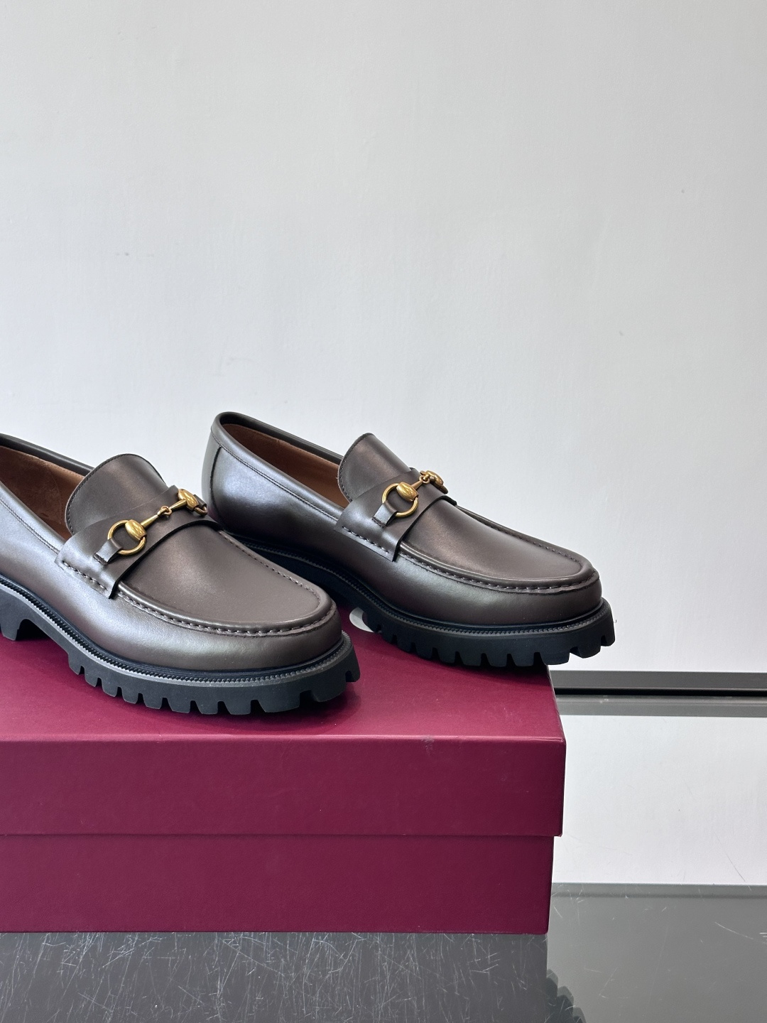 Gucci复古男士乐福鞋，采用牛皮面材质，质感细腻，英伦学院风满满。5cm厚底设计，静音又舒适，通勤日常