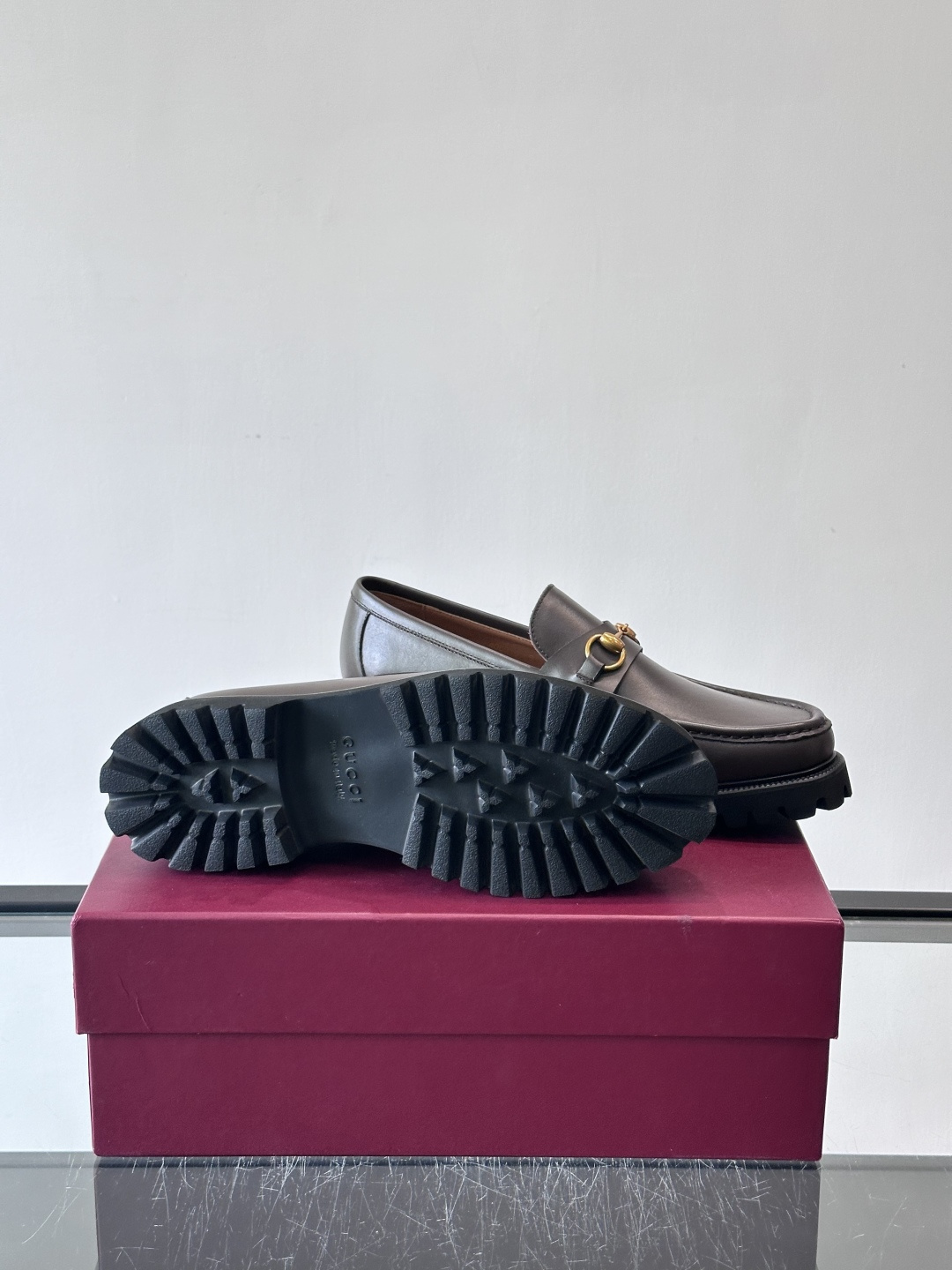 Gucci复古男士乐福鞋，采用牛皮面材质，质感细腻，英伦学院风满满。5cm厚底设计，静音又舒适，通勤日常