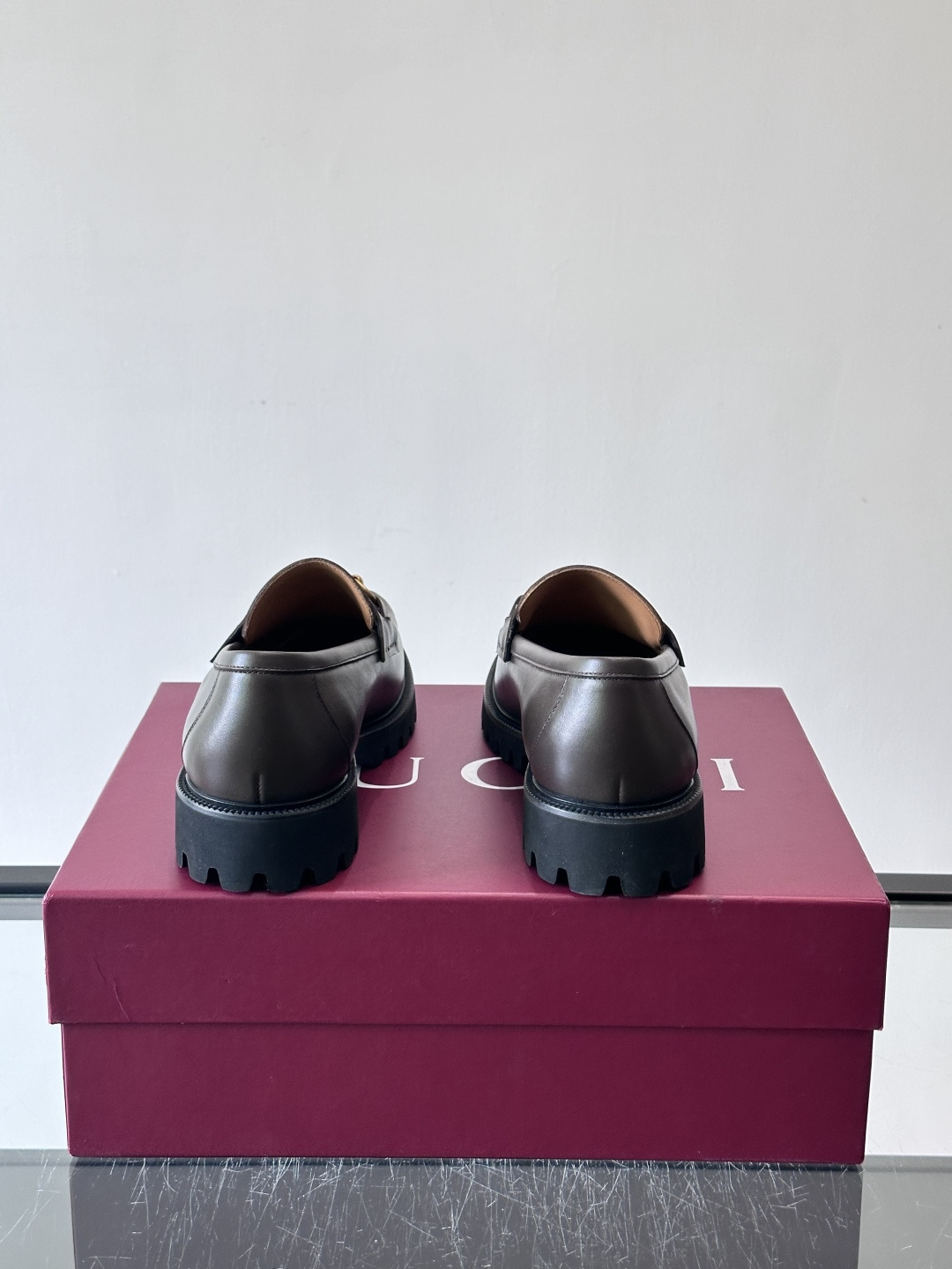 Gucci复古男士乐福鞋，采用牛皮面材质，质感细腻，英伦学院风满满。5cm厚底设计，静音又舒适，通勤日常