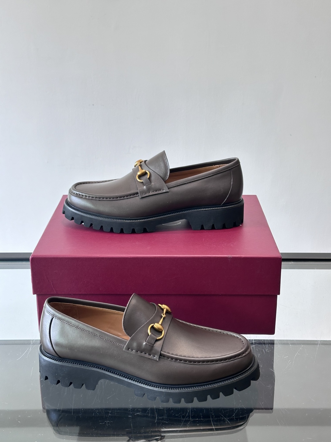 Gucci复古男士乐福鞋，采用牛皮面材质，质感细腻，英伦学院风满满。5cm厚底设计，静音又舒适，通勤日常