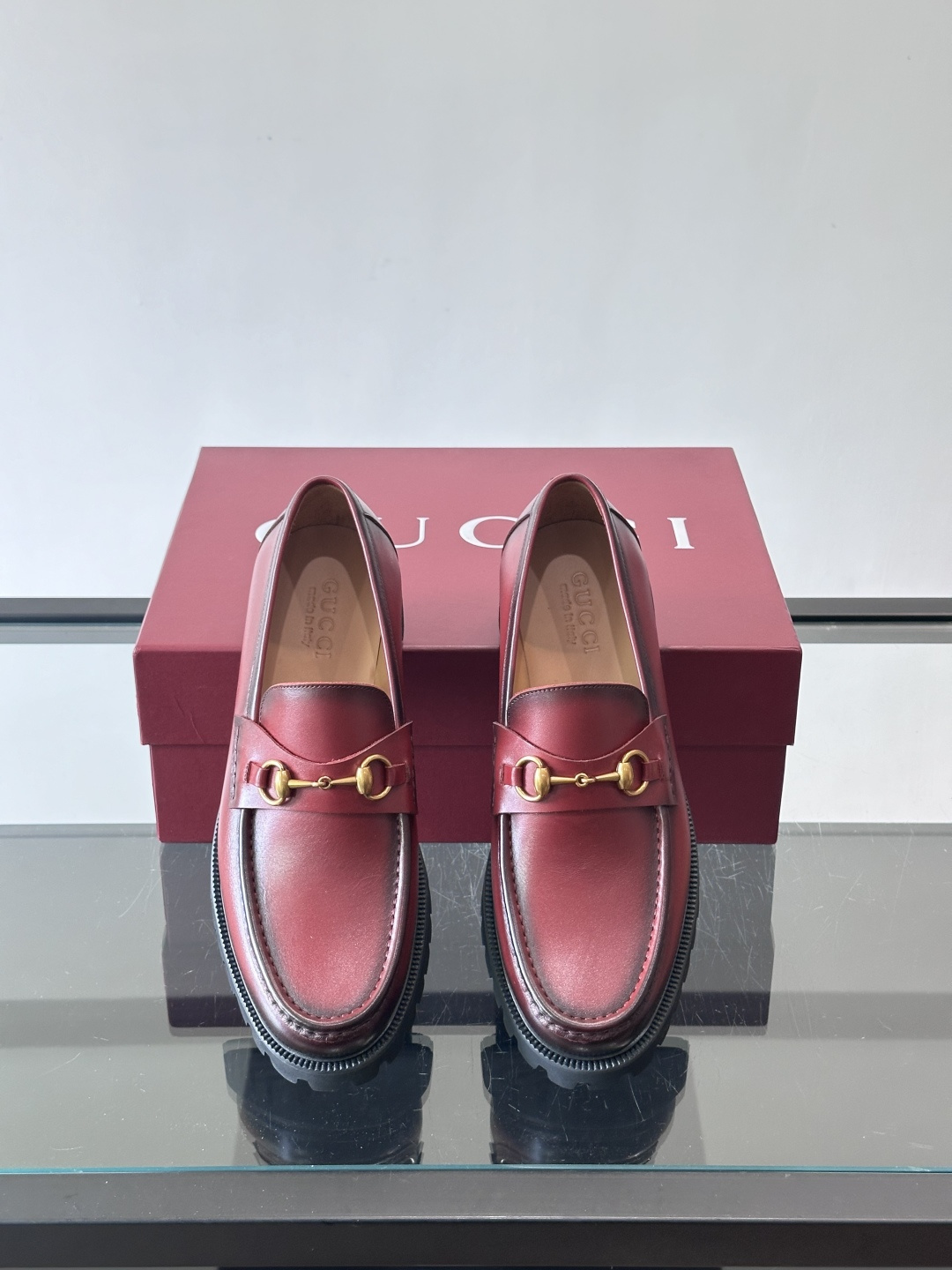 Gucci复古男士乐福鞋，采用牛皮面材质，质感细腻，英伦学院风满满。5cm厚底设计，静音又舒适，通勤日常