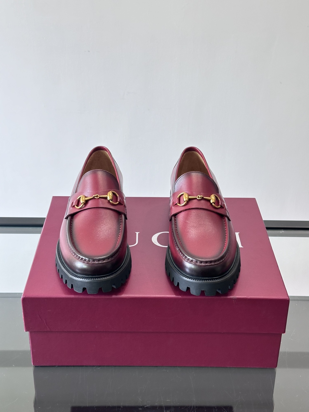 Gucci复古男士乐福鞋，采用牛皮面材质，质感细腻，英伦学院风满满。5cm厚底设计，静音又舒适，通勤日常