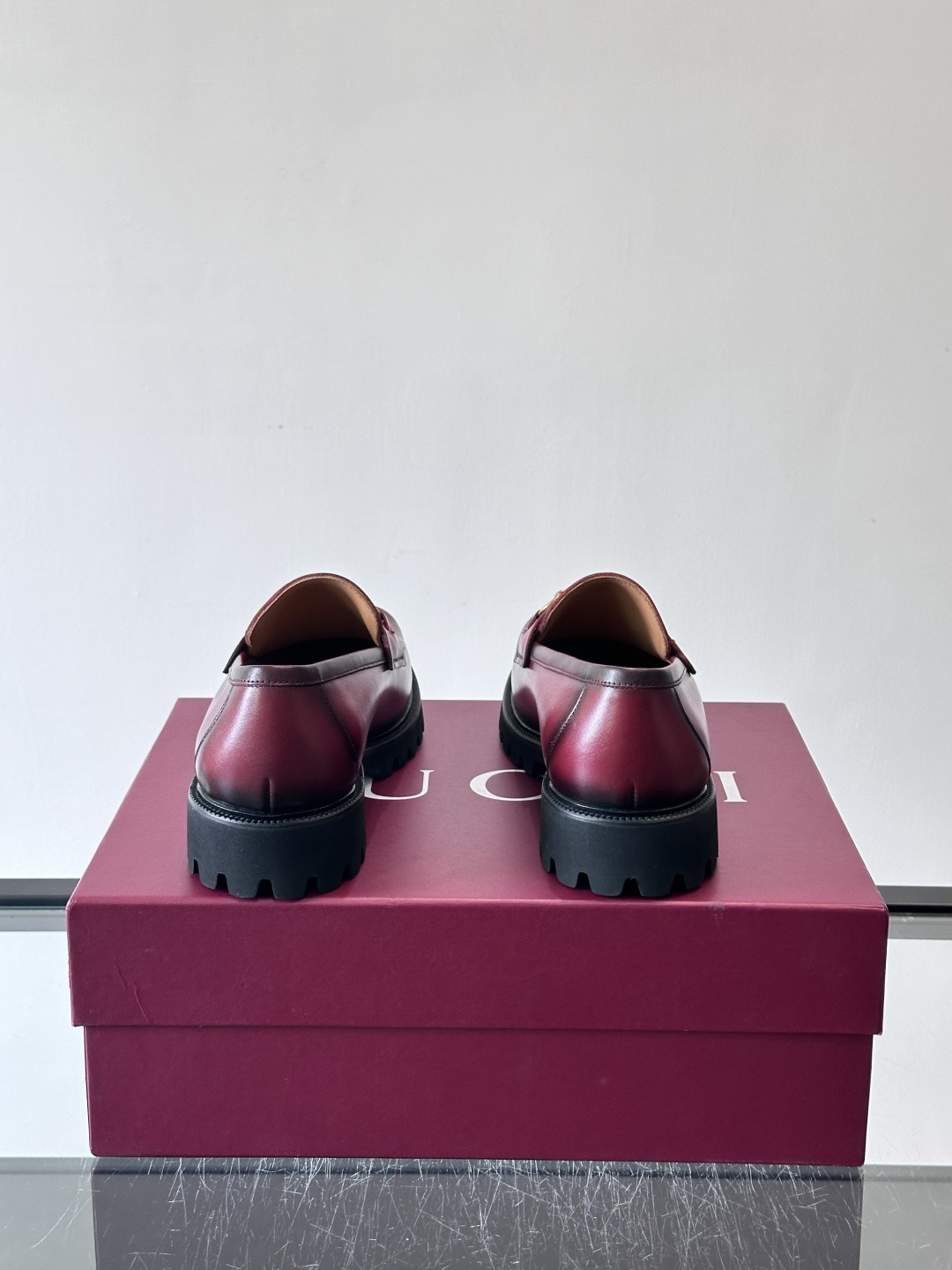 Gucci复古男士乐福鞋，采用牛皮面材质，质感细腻，英伦学院风满满。5cm厚底设计，静音又舒适，通勤日常