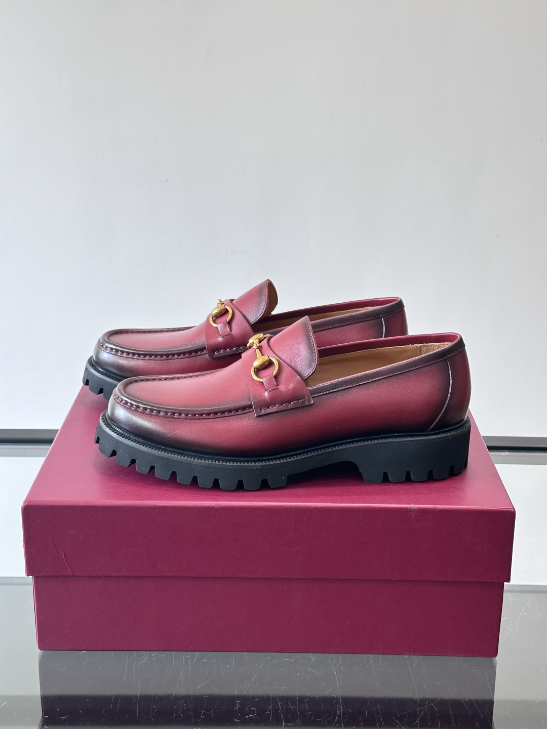 Gucci复古男士乐福鞋，采用牛皮面材质，质感细腻，英伦学院风满满。5cm厚底设计，静音又舒适，通勤日常