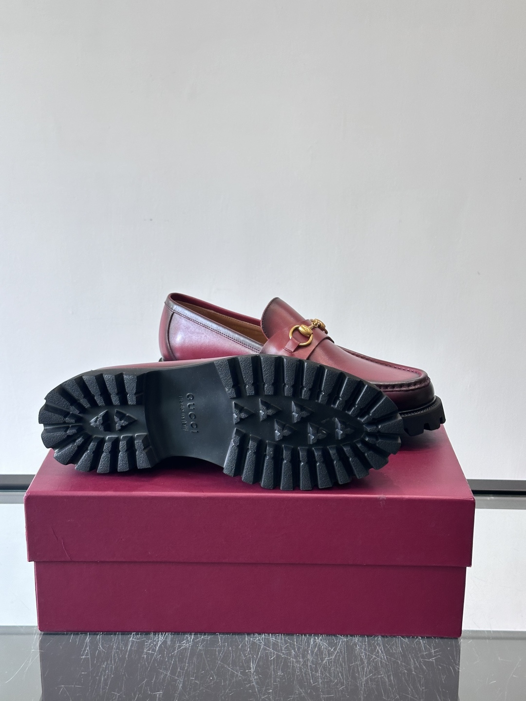 Gucci复古男士乐福鞋，采用牛皮面材质，质感细腻，英伦学院风满满。5cm厚底设计，静音又舒适，通勤日常