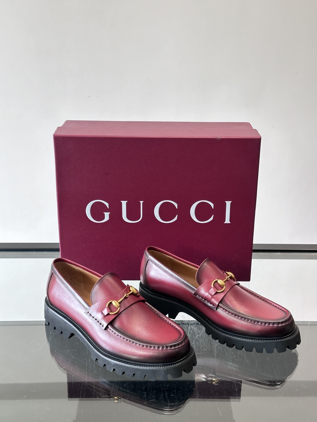 Gucci复古男士乐福鞋，采用牛皮面材质，质感细腻，英伦学院风满满。5cm厚底设计，静音又舒适，通勤日常