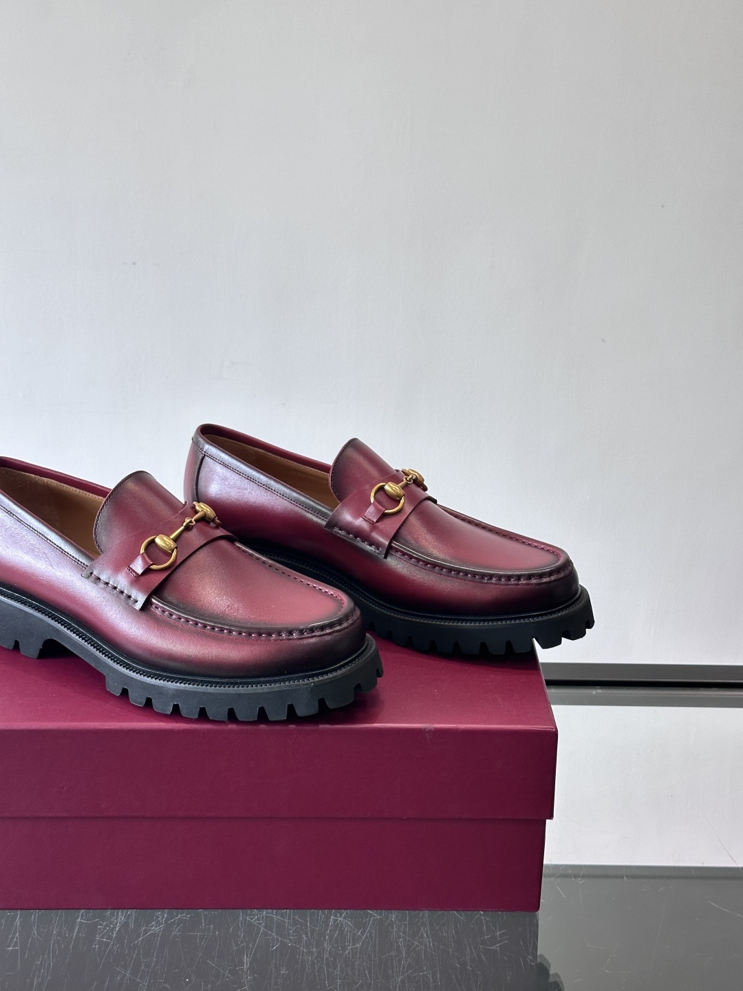 Gucci复古男士乐福鞋，采用牛皮面材质，质感细腻，英伦学院风满满。5cm厚底设计，静音又舒适，通勤日常